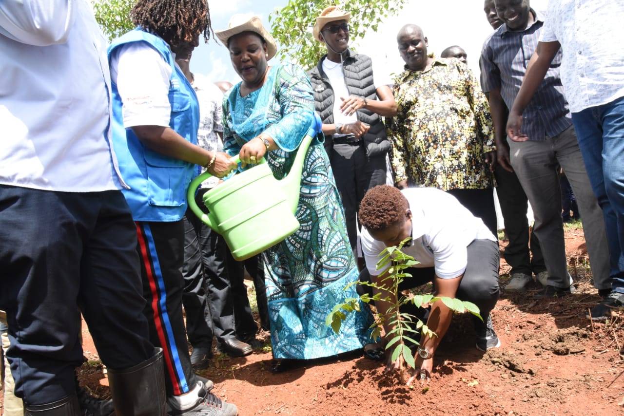 CS Nakhumicha was accompanied by her counterpart, CS Florence Bore from the Ministry of Labour, Kakamega Woman Representative Elsie Muhanda, and a host of local leaders and environmental conservationists.